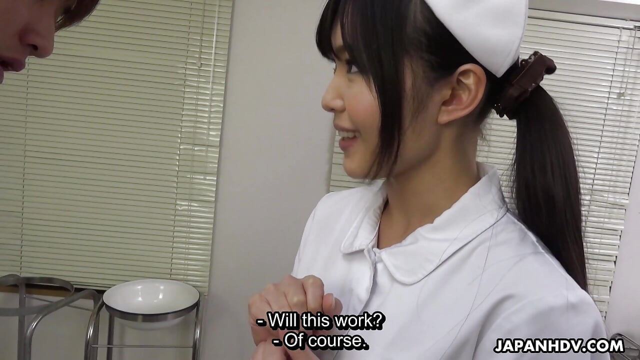 Eine japanische Krankenschwester Shino Aoi bläst den Schwanz